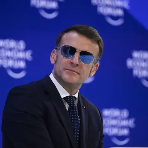 França quer travar redes sociais antes dos 15 anos