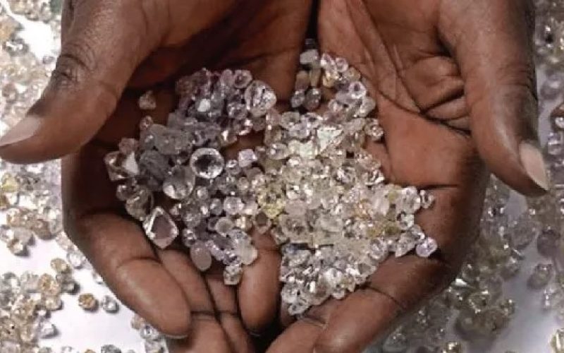 Produzir diamantes já não basta. Angola quer vendê-los onde o valor é decidido